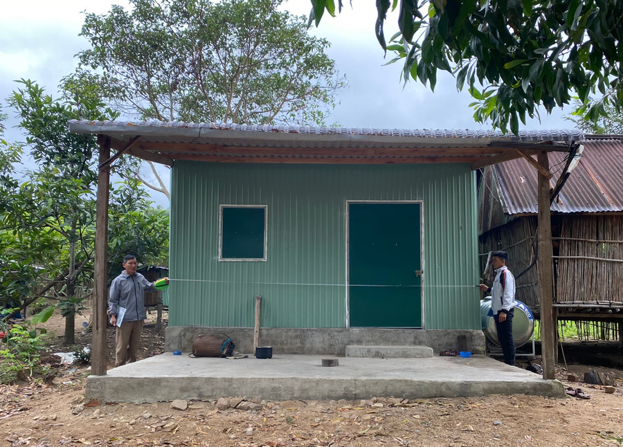 Đoàn kiểm tra diện tích các căn nhà được hỗ trợ xây mới, sửa chữa. Ảnh: Vinh Quang Đoàn kiểm tra diện tích các căn nhà được hỗ trợ xây mới, sửa chữa. Ảnh: Vinh Quang