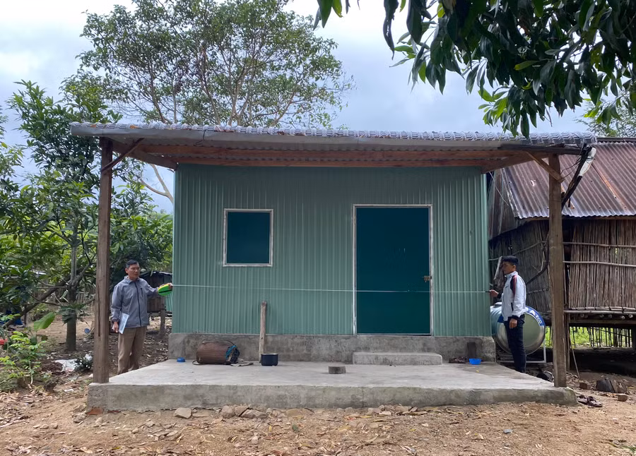 Đoàn kiểm tra diện tích các căn nhà được hỗ trợ xây mới, sửa chữa. Ảnh: Vinh Quang