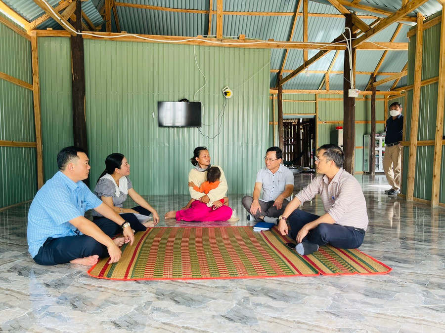 Đoàn hỏi thăm hoàn cảnh của các hộ nghèo được hỗ trợ xây dựng nhà ở. Ảnh: Nhật Hào Đoàn hỏi thăm hoàn cảnh của các hộ nghèo được hỗ trợ xây dựng nhà ở. Ảnh: Nhật Hào