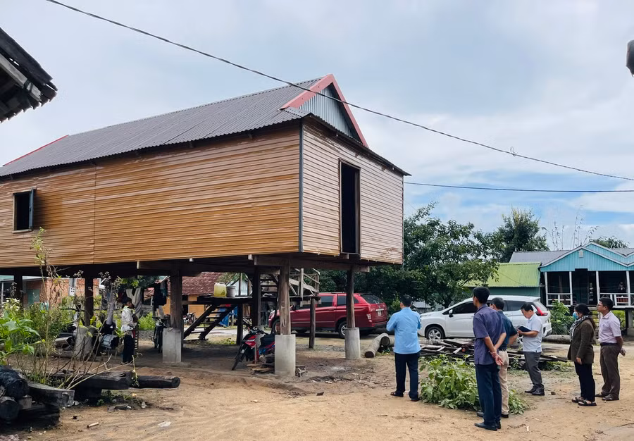 Đoàn kiểm tra chất lượng, diện tích các căn nhà được hỗ trợ xây dựng. Ảnh: Nhật Hào