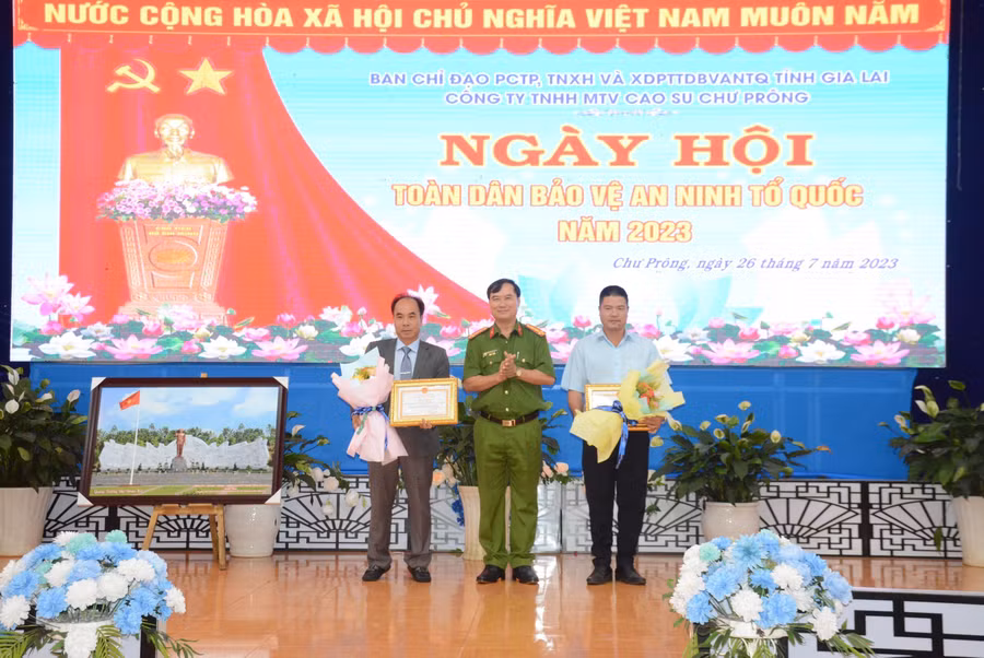 2 cá nhân của Công ty được tặng giấy khen của Giám đốc Công an tỉnh vì đã có thành tích xuất sắc trong tham gia phong trào toàn dân bảo vệ an ninh Tổ quốc năm 2022 2 cá nhân của Công ty được tặng giấy khen của Giám đốc Công an tỉnh vì đã có thành tích xuất sắc trong tham gia phong trào toàn dân bảo vệ an ninh Tổ quốc năm 2022