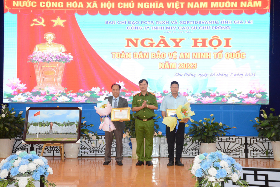 2 cá nhân của Công ty được tặng giấy khen của Giám đốc Công an tỉnh vì đã có thành tích xuất sắc trong tham gia phong trào toàn dân bảo vệ an ninh Tổ quốc năm 2022 2 cá nhân của Công ty được tặng giấy khen của Giám đốc Công an tỉnh vì đã có thành tích xuất sắc trong tham gia phong trào toàn dân bảo vệ an ninh Tổ quốc năm 2022