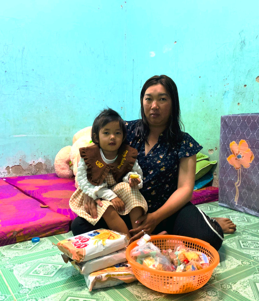 Chọn ở lại Pleiku đón Tết nhưng năm nào mẹ con chị Kim cũng được Mạnh thường quân tặng gạo và bánh kẹo. Ảnh: Nhật Hào