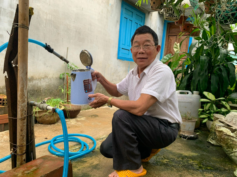 Nhận thức được tầm quan trọng của nước sạch, nhiều hộ dân tại TP. Pleiku đã chuyển từ nước giếng sang sử dụng nước sạch từ công trình cấp nước tập trung. Ảnh: Nhật Hào Nhận thức được tầm quan trọng của nước sạch, nhiều hộ dân tại TP. Pleiku đã chuyển từ nước giếng sang sử dụng nước sạch từ công trình cấp nước tập trung. Ảnh: Nhật Hào