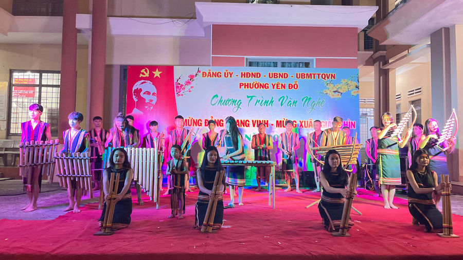 Các tiết mục được biểu diễn đã tạo tinh thần vui tươi cho cán bộ, nhân dân phường Yên Đỗ trước thềm năm mới. Ảnh: Nhật Hào Các tiết mục được biểu diễn đã tạo tinh thần vui tươi cho cán bộ, nhân dân phường Yên Đỗ trước thềm năm mới. Ảnh: Nhật Hào