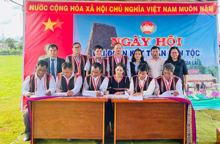 Tại ngày hội, Ban Công tác Mặt trận thôn Dôr 2 đã phát động người dân hưởng ứng và đăng ký thi đua thực hiện các chỉ tiêu chủ yếu trong năm 2024. Ảnh: Nhật Hào Tại ngày hội, Ban Công tác Mặt trận thôn Dôr 2 đã phát động người dân hưởng ứng và đăng ký thi đua thực hiện các chỉ tiêu chủ yếu trong năm 2024. Ảnh: Nhật Hào