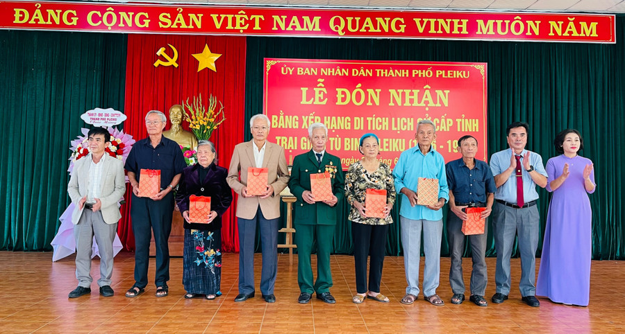 Dịp này, Thành ủy và UBND TP.Pleiku đã trao tặng 9 suất quà cho các cựu tù và thân nhân cựu tù yêu nước trên địa bàn TP. Pleiku. Ảnh: Nhật Hào Dịp này, Thành ủy và UBND TP.Pleiku đã trao tặng 9 suất quà cho các cựu tù và thân nhân cựu tù yêu nước trên địa bàn TP. Pleiku. Ảnh: Nhật Hào