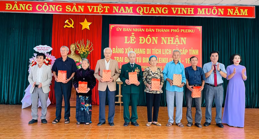 Dịp này, Thành ủy và UBND TP.Pleiku đã trao tặng 9 suất quà cho các cựu tù và thân nhân cựu tù yêu nước trên địa bàn TP. Pleiku. Ảnh: Nhật Hào
