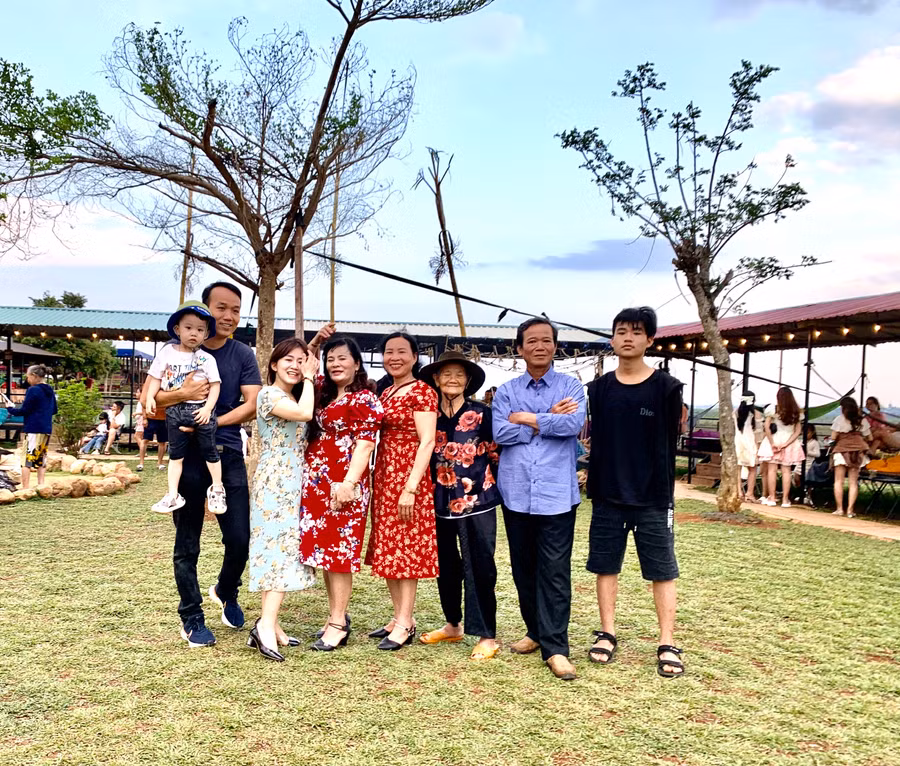 Ông Toàn và gia đình đi tham quan một số điểm vui chơi trên địa bàn thành phố Pleiku. Ảnh Hồng Thương