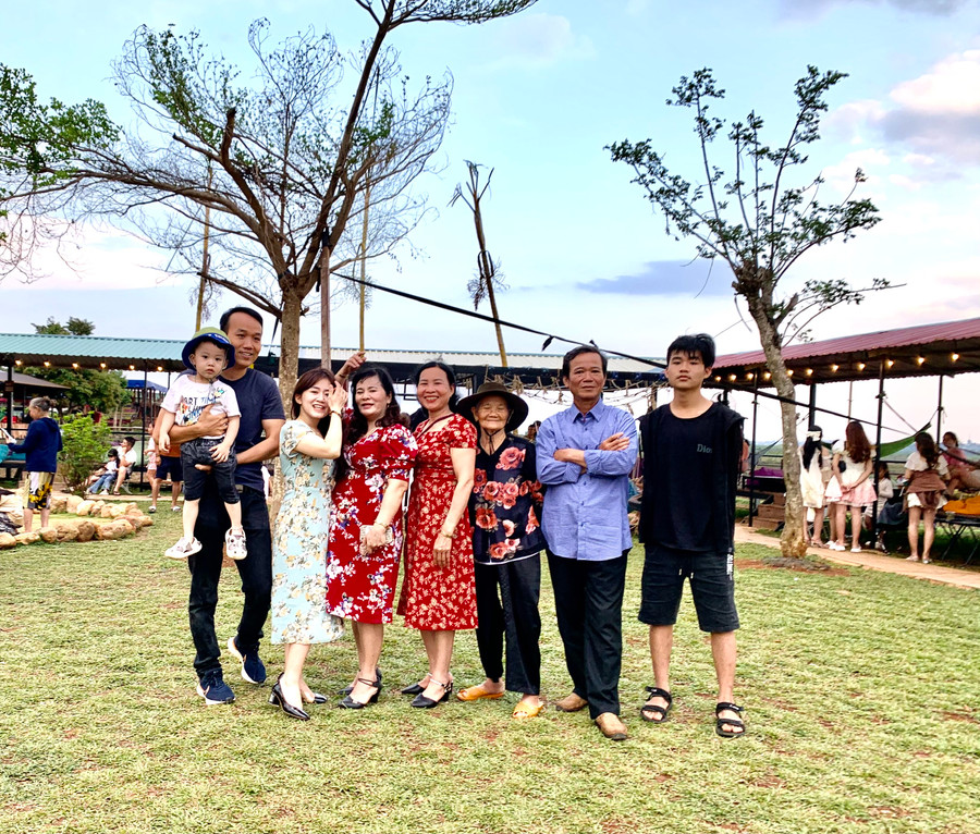 Ông Toàn và gia đình đi tham quan một số điểm vui chơi trên địa bàn thành phố Pleiku. Ảnh Hồng Thương