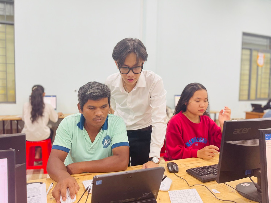 Các giáo viên trực tiếp chỉ dẫn cho từng người nên các học viên tiếp thu nhanh hơn. Ảnh: Nhật Hào