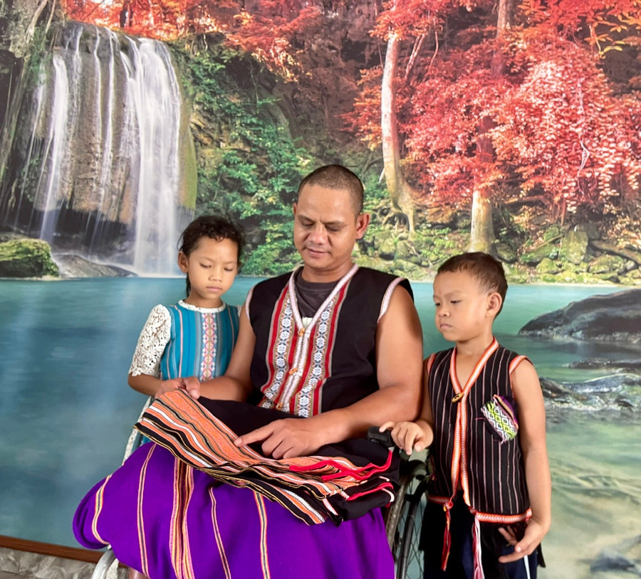 Đôi chân bị mất cảm giác không thể đi lại được sau lần bị ngã giàn giáo khi thi công trần nhà, anh A Trực (làng Mrông Yố 1, xã Ia Ka, huyện Chư Păh) đã phụ mẹ vợ Siu H’Phưl đăng tải và quảng bá các sản phẩm thổ cẩm truyền thống của người Jrai lên các trang facebook, zalo cá nhân. Không những vậy, anh còn thường xuyên trò chuyện để các con hiểu được giá trị của thổ cẩm của dân tộc. Đôi chân bị mất cảm giác không thể đi lại được sau lần bị ngã giàn giáo khi thi công trần nhà, anh A Trực (làng Mrông Yố 1, xã Ia Ka, huyện Chư Păh) đã phụ mẹ vợ Siu H’Phưl đăng tải và quảng bá các sản phẩm thổ cẩm truyền thống của người Jrai lên các trang facebook, zalo cá nhân. Không những vậy, anh còn thường xuyên trò chuyện để các con hiểu được giá trị của thổ cẩm của dân tộc.