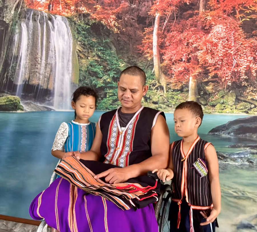 Đôi chân bị mất cảm giác không thể đi lại được sau lần bị ngã giàn giáo khi thi công trần nhà, anh A Trực (làng Mrông Yố 1, xã Ia Ka, huyện Chư Păh) đã phụ mẹ vợ Siu H’Phưl đăng tải và quảng bá các sản phẩm thổ cẩm truyền thống của người Jrai lên các trang facebook, zalo cá nhân. Không những vậy, anh còn thường xuyên trò chuyện để các con hiểu được giá trị của thổ cẩm của dân tộc.