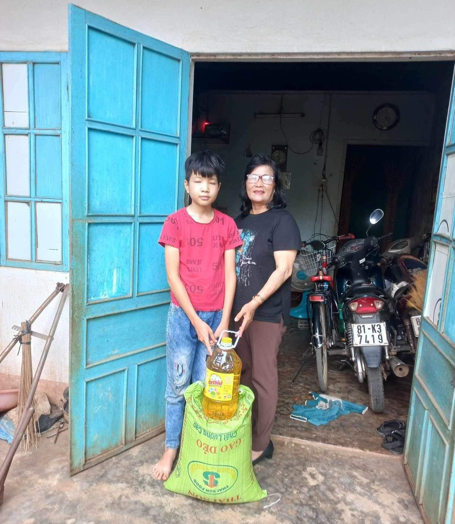 Từ khi được CLB nhận đỡ đầu, gia đình em Định bớt khó khăn hơn. Ảnh: Nhật Hào Từ khi được CLB nhận đỡ đầu, gia đình em Định bớt khó khăn hơn. Ảnh: Nhật Hào