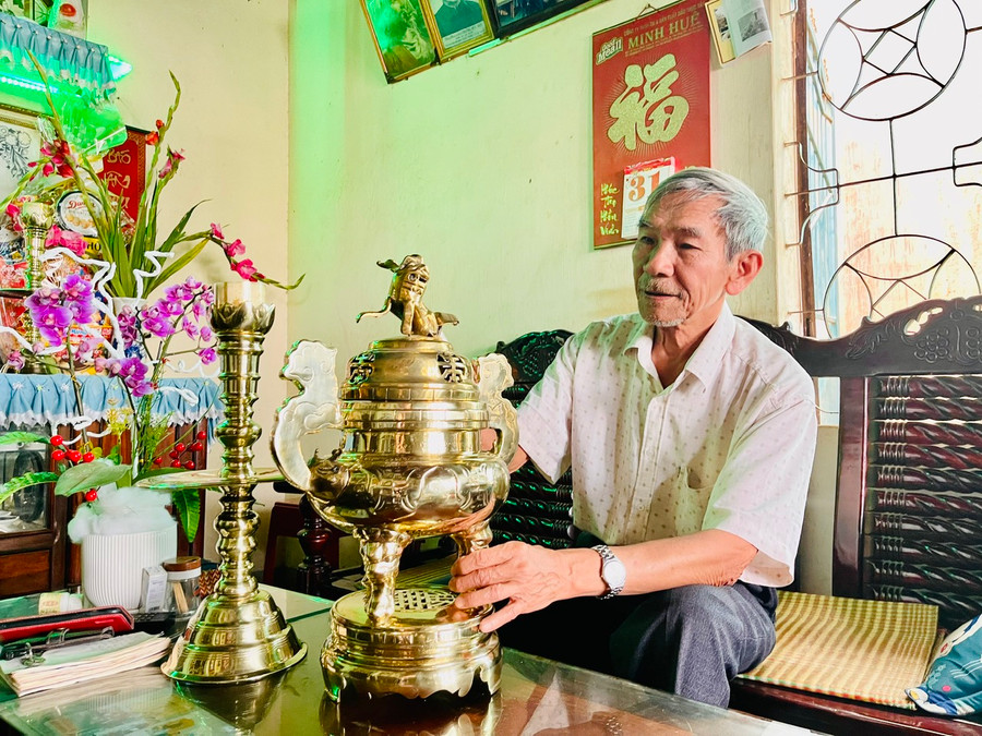 Ông Tin đã mua bộ lư đồng truyền thống trang trí lên ban thờ gia tiên. Ảnh: Nhật Hào