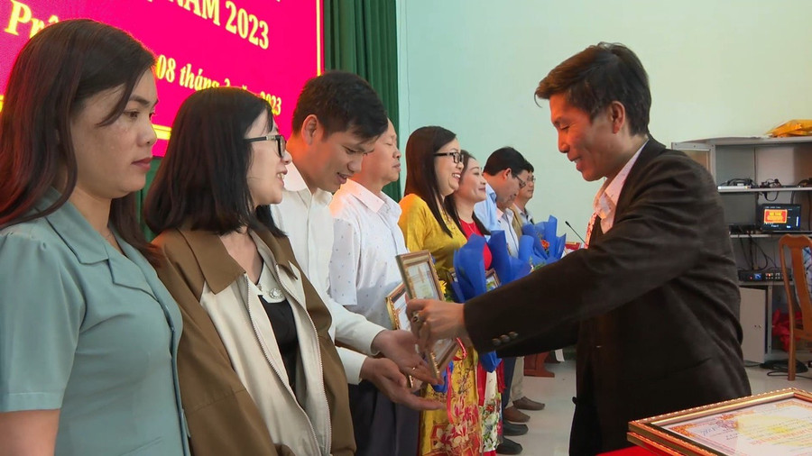 Chủ tịch UBND huyện tặng danh hiệu Tập thể lao động tiên tiến cho các tập thể có thành tích xuất sắc trong phong trào thi đua yêu nước năm 2022 Ảnh: Nhật Hào Chủ tịch UBND huyện tặng danh hiệu Tập thể lao động tiên tiến cho các tập thể có thành tích xuất sắc trong phong trào thi đua yêu nước năm 2022 Ảnh: Nhật Hào