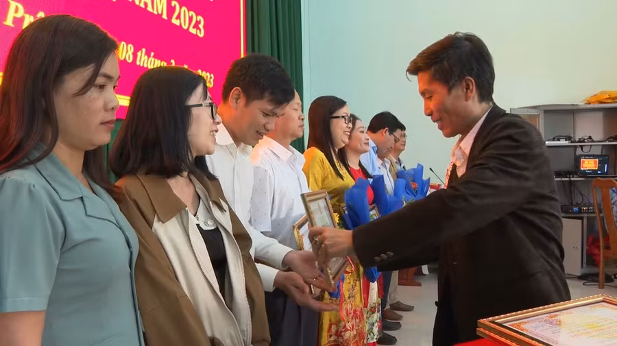 Chủ tịch UBND huyện tặng danh hiệu Tập thể lao động tiên tiến cho các tập thể có thành tích xuất sắc trong phong trào thi đua yêu nước năm 2022 Ảnh: Nhật Hào