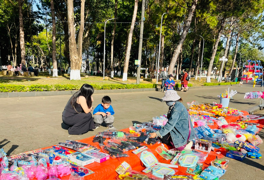 Dù không tăng giá bán nhưng mỗi ngày, bà Gấm lãi hơn 1 triệu đồng từ bán đồ chơi trẻ em trong dịp Tết này. Ảnh: Nhật Hào