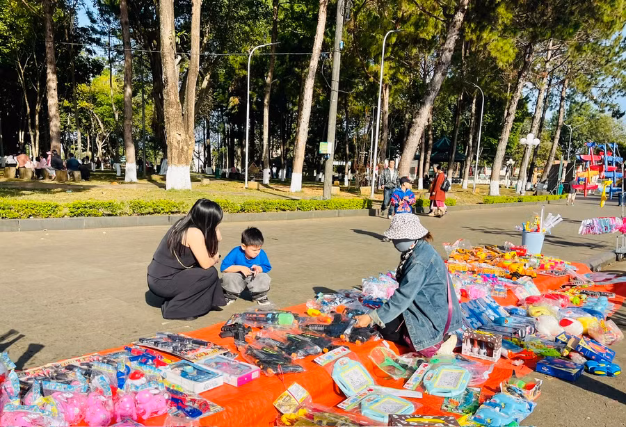 Dù không tăng giá bán nhưng mỗi ngày, bà Gấm lãi hơn 1 triệu đồng từ bán đồ chơi trẻ em trong dịp Tết này. Ảnh: Nhật Hào