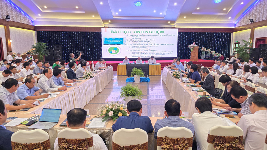 Quang cảnh hội nghị sơ kết 2 năm thực hiện Đề án thí điểm xây dựng vùng nguyên liệu nông, lâm sản đạt chuẩn phục vụ tiêu thụ trong nước và xuất khẩu giai đoạn 2022-2025. Ảnh: Nhật Hào Quang cảnh hội nghị sơ kết 2 năm thực hiện Đề án thí điểm xây dựng vùng nguyên liệu nông, lâm sản đạt chuẩn phục vụ tiêu thụ trong nước và xuất khẩu giai đoạn 2022-2025. Ảnh: Nhật Hào