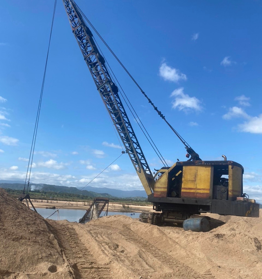 Đoàn đã kiểm tra việc chấp hành các quy định khai thác cát của Công ty cổ phần xây dựng Tây nguyên Gia Lai. Ảnh: Người dân cung cấp