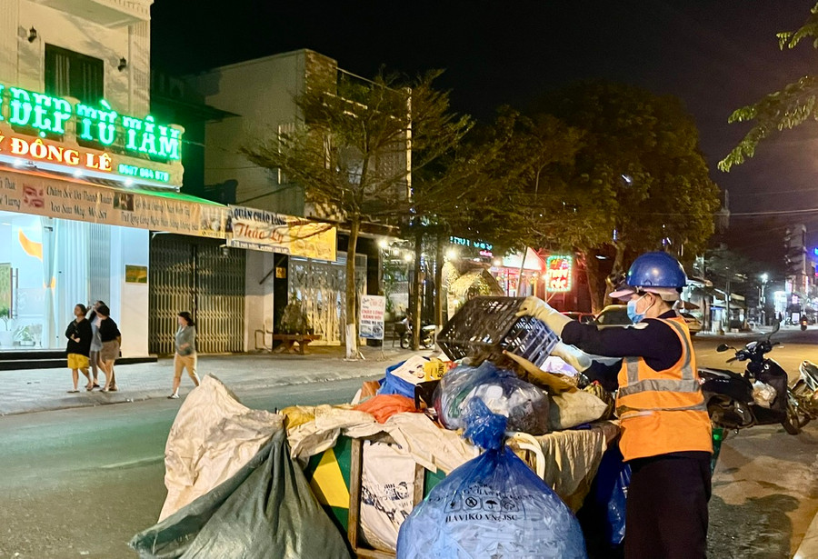 Dịp Giáp Tết năm nào cũng vậy, chị Đỗ Thị Tuyết cùng với các công nhân vệ sinh môi trường phải tăng ca để kịp làm sạch đường phố trước khi xuân sang. Ảnh: Nhật Hào