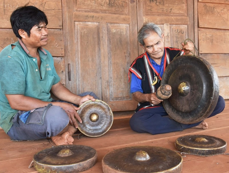 Bên cạnh thành lập các đội chiêng, huyện Chư Prông cũng lưu giữ được 372 bộ chiêng, trong đó, có nhiều bộ chiêng do người dân đóng góp mua để phục vụ cho các sự kiện. Bên cạnh thành lập các đội chiêng, huyện Chư Prông cũng lưu giữ được 372 bộ chiêng, trong đó, có nhiều bộ chiêng do người dân đóng góp mua để phục vụ cho các sự kiện.