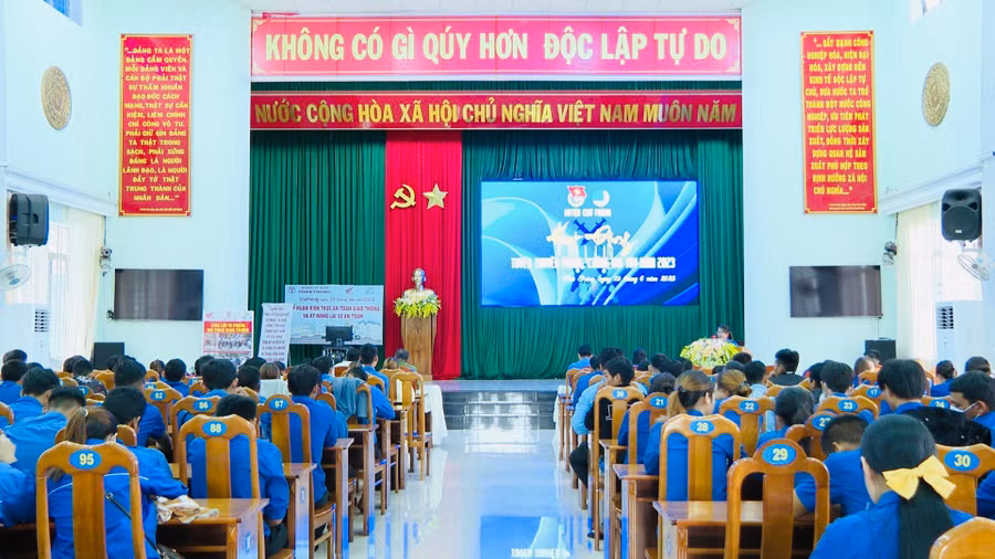 Đoàn viên thanh niên tham gia buổi tuyên truyền về phòng-chống ma tuý. Ảnh: Rơ Lan Viện