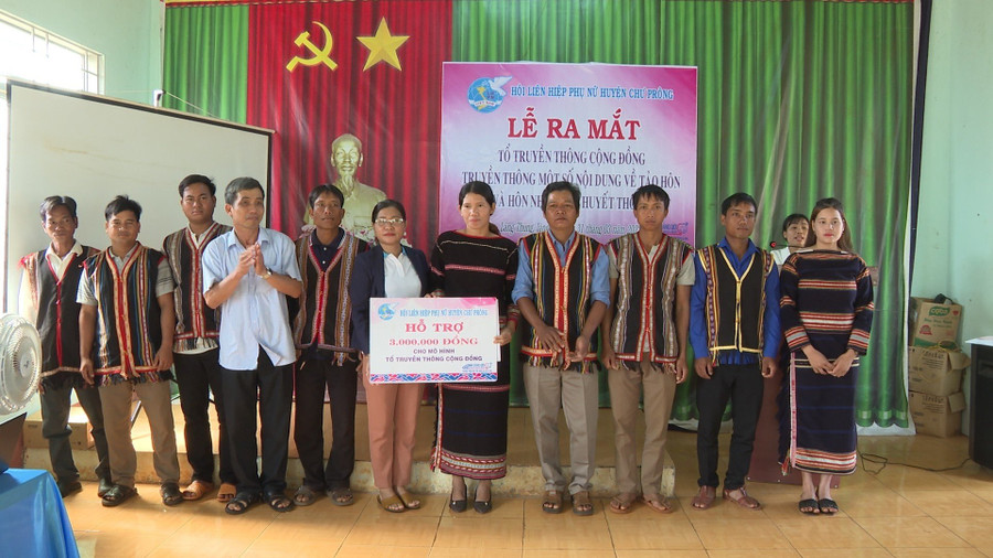 Ra mắt tổ truyền thông cộng đồng làng Thung (xã Ia Kly). Ảnh: Nhật Hào Ra mắt tổ truyền thông cộng đồng làng Thung (xã Ia Kly). Ảnh: Nhật Hào