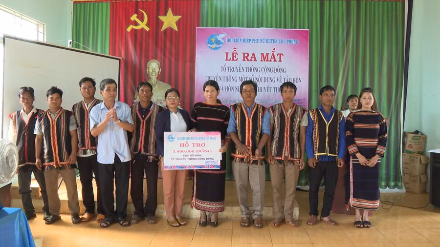 Ra mắt tổ truyền thông cộng đồng làng Thung (xã Ia Kly). Ảnh: Nhật Hào