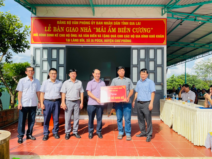 Gia đình ông Biến được tặng 1 con bò trị giá 16 triệu đồng do đồng chí Nguyễn Tuấn Anh-Ủy viên Ban Thường vụ Tỉnh ủy, Phó Chủ tịch UBND tỉnh trích từ nguồn hoạt động xã hội hỗ trợ . Ảnh: Nhật Hào Gia đình ông Biến được tặng 1 con bò trị giá 16 triệu đồng do đồng chí Nguyễn Tuấn Anh-Ủy viên Ban Thường vụ Tỉnh ủy, Phó Chủ tịch UBND tỉnh trích từ nguồn hoạt động xã hội hỗ trợ . Ảnh: Nhật Hào