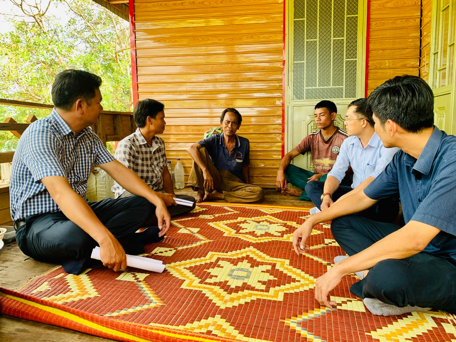 Đoàn hỏi thăm hoàn cảnh gia đình của một hộ dân được hỗ trợ xây dựng nhà tại xã Chư Krêy. Ảnh: Hồng Thương