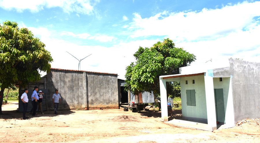 Đoàn kiểm tra việc thi công nhà ở cho hộ nghèo xã An Trung. Ảnh: Hồng Thương