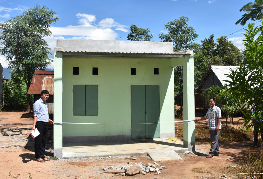 Đoàn kiểm tra diện tích xây dựng nhà cho người nghèo. Ảnh: Hồng Thương