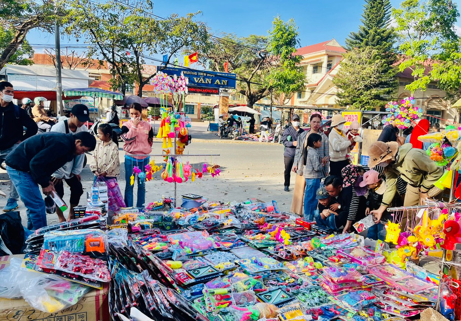 Mặt hàng được nhiều người chọn bán trong 3 ngày Tết là đồ chơi trẻ em. Ảnh: Nhật Hào