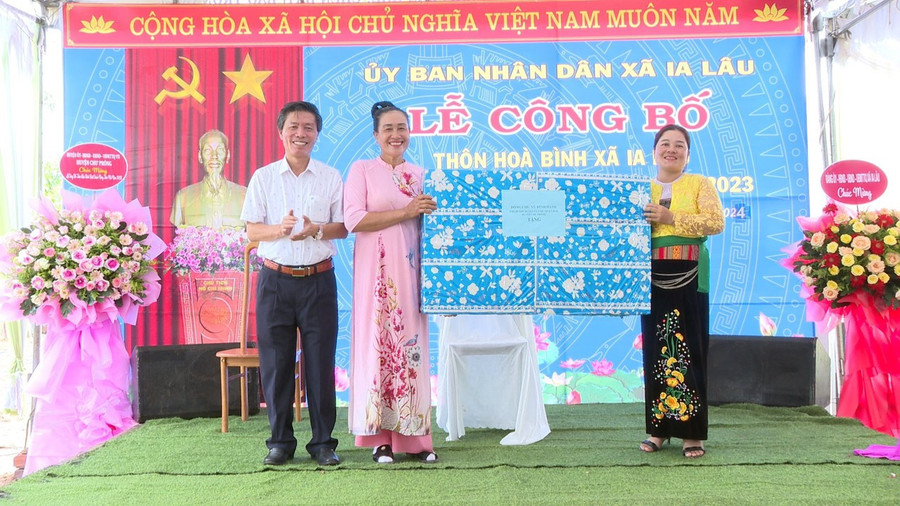 Dịp này, cá nhân Chủ tịch UBND huyện Vũ Đình Hạnh đã tặng tập thể cán bộ và Nhân dân thôn Hòa Bình 1 chiếc ti vi nhằm phục vụ cho việc tuyên truyền, hội họp. Ảnh: Nhật Hào Dịp này, cá nhân Chủ tịch UBND huyện Vũ Đình Hạnh đã tặng tập thể cán bộ và Nhân dân thôn Hòa Bình 1 chiếc ti vi nhằm phục vụ cho việc tuyên truyền, hội họp. Ảnh: Nhật Hào