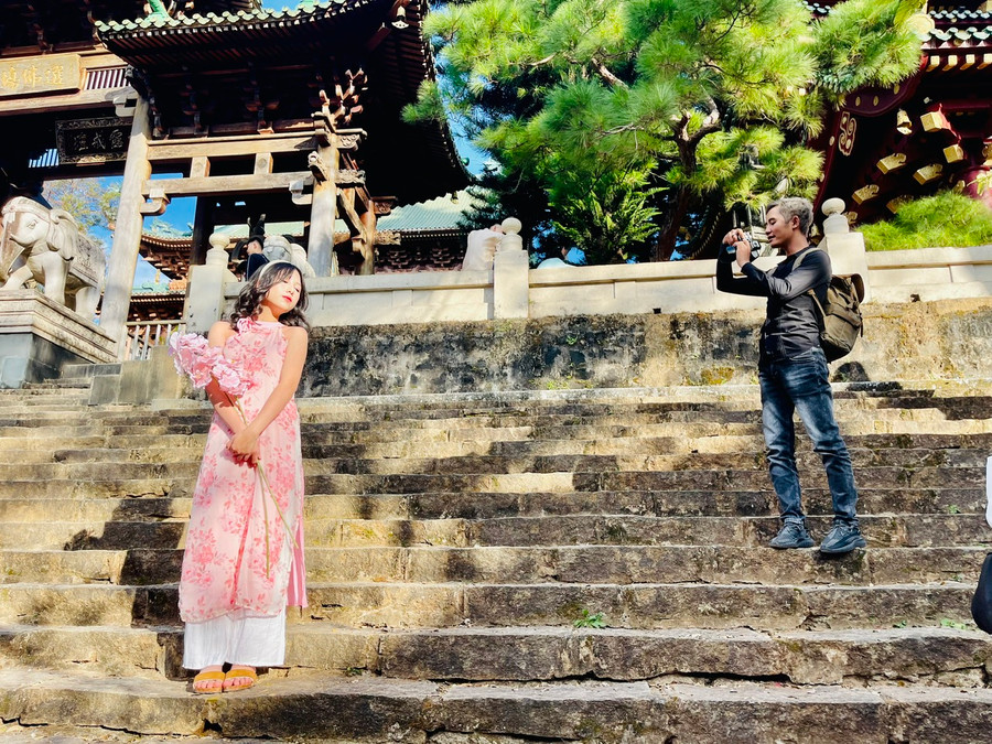 Hầu như ngày nào anh Phúc cũng có lịch chụp hình cho khách tại chùa Minh Thành. Ảnh: Nhật Hào