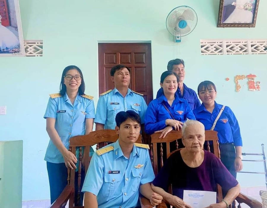 Đoàn phường Đống Đa thường xuyên phối hợp với đơn vị kết nghĩa thăm tặng quà Mẹ Lê Thị kiệt mỗi dịp lễ, Tết. Ảnh: Nhật Hào