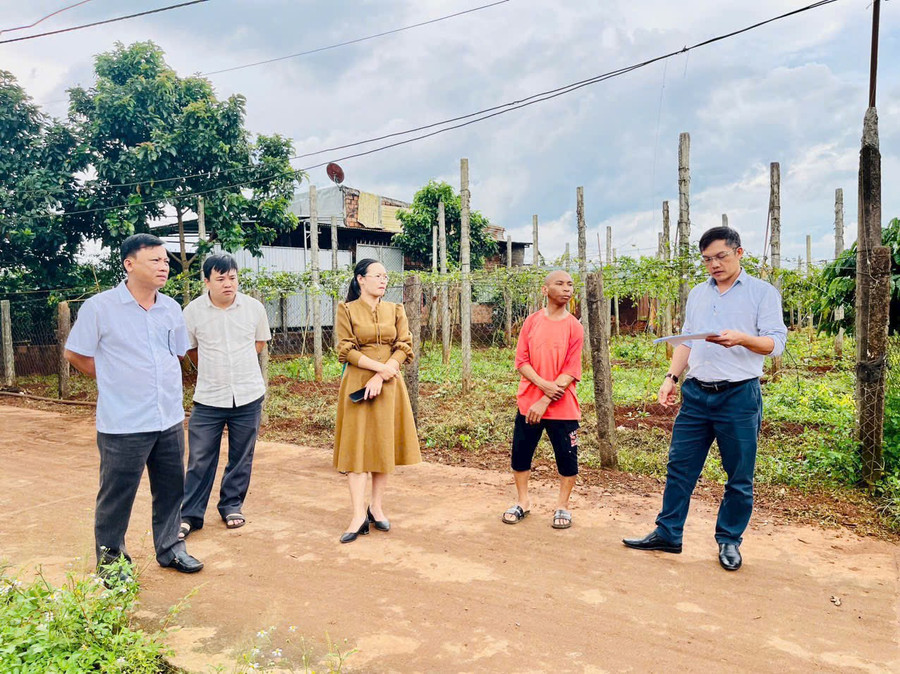 Đoàn công tác của Sở Xây dựng giám sát công tác rà soát hộ nghèo, cận nghèo tại xã Biển Hồ (TP. Pleiku). Ảnh: Nhật Hào
