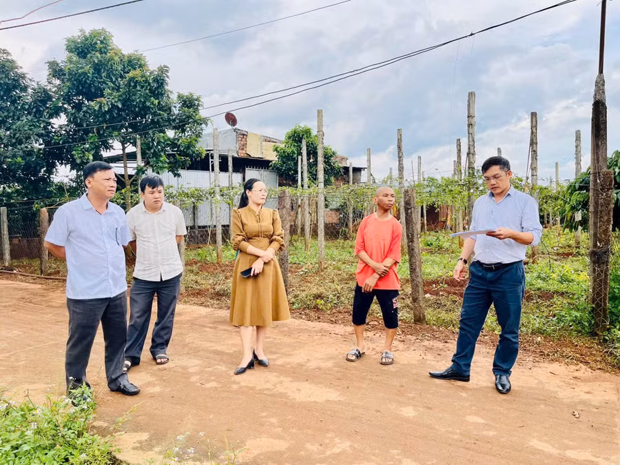 Đoàn công tác của Sở Xây dựng giám sát công tác rà soát hộ nghèo, cận nghèo tại xã Biển Hồ (TP. Pleiku). Ảnh: Nhật Hào Đoàn công tác của Sở Xây dựng giám sát công tác rà soát hộ nghèo, cận nghèo tại xã Biển Hồ (TP. Pleiku). Ảnh: Nhật Hào