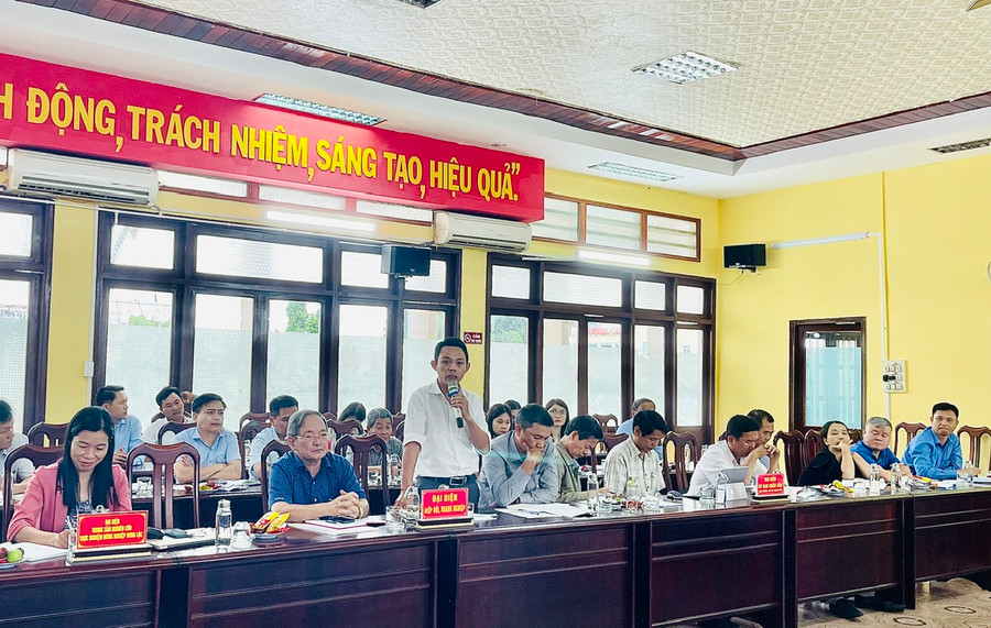 Các đại biểu đã có nhiều ý kiến đóng góp cũng như đề xuất ngành nông nghiệp của tỉnh đề ra các giải pháp phát triển bền vững cho cây sắn. Ảnh: Hồng Thương Các đại biểu đã có nhiều ý kiến đóng góp cũng như đề xuất ngành nông nghiệp của tỉnh đề ra các giải pháp phát triển bền vững cho cây sắn. Ảnh: Hồng Thương
