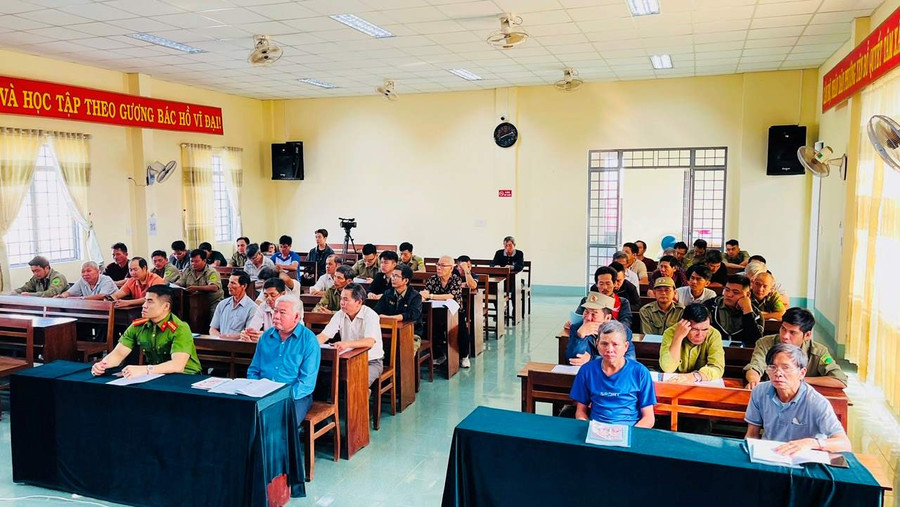 .Các học viên dự lớp huấn luyện nghiệp vụ về PCCC tại trụ sở UBND phường Yên Đỗ. Ảnh: Nhật Hào .Các học viên dự lớp huấn luyện nghiệp vụ về PCCC tại trụ sở UBND phường Yên Đỗ. Ảnh: Nhật Hào