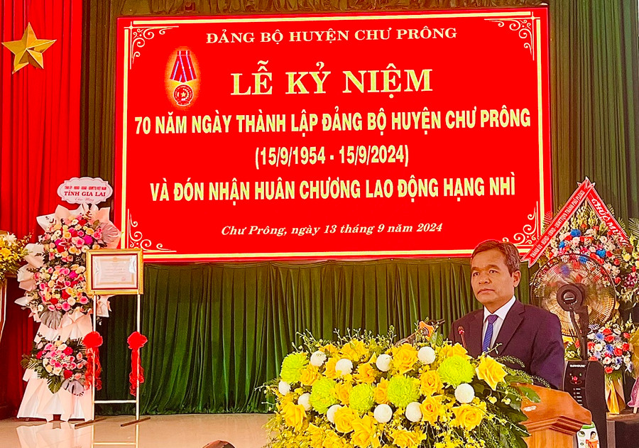 Ủy viên Ban Chấp hành Trung ương Đảng, Bí thư Tỉnh ủy, Chủ tịch HĐND tỉnh Hồ Văn Niên phát biểu chỉ đạo tại buổi lễ. Ảnh: Hồng Thương Ủy viên Ban Chấp hành Trung ương Đảng, Bí thư Tỉnh ủy, Chủ tịch HĐND tỉnh Hồ Văn Niên phát biểu chỉ đạo tại buổi lễ. Ảnh: Hồng Thương