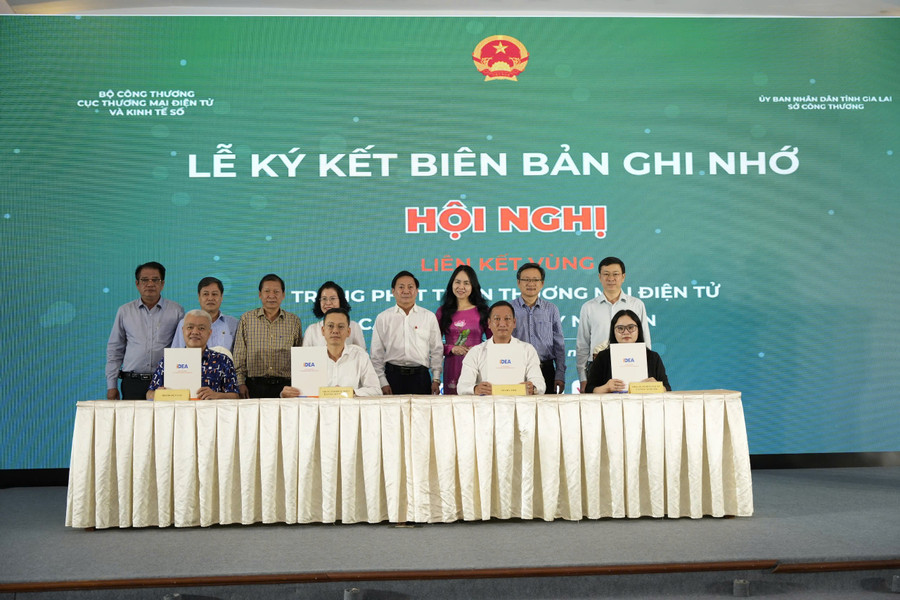 Các đại biểu ký kết biên bản ghi nhớ thúc đẩy liên kết vùng trong phát triển TMĐT tại Gia Lai và các tỉnh Tây Nguyên. Ảnh: Nhật Hào Các đại biểu ký kết biên bản ghi nhớ thúc đẩy liên kết vùng trong phát triển TMĐT tại Gia Lai và các tỉnh Tây Nguyên. Ảnh: Nhật Hào