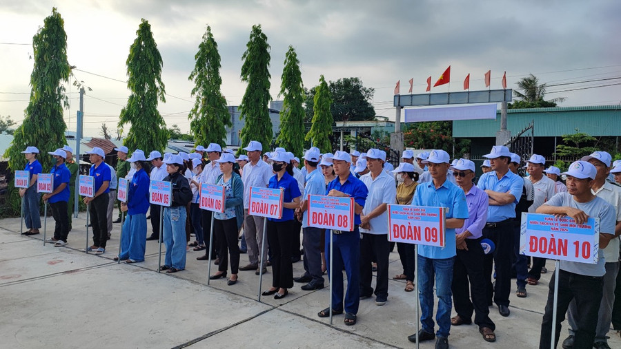 17 cán bộ, công chức, viên chức của các ban, ngành thuộc huyện và xã Ayun Hạ cùng cán bộ, Nhân dân thôn Thanh Thượng dự buổi lễ mít tinh. Ảnh: Văn Quyến