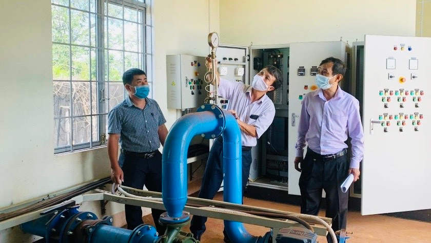 Đoàn công tác của Sở Xây dựng và Sở Tài nguyên và Môi trường kiểm tra hệ thống cấp nước tập trung tại huyện Chư Păh. Ảnh: Nhật Hào Đoàn công tác của Sở Xây dựng và Sở Tài nguyên và Môi trường kiểm tra hệ thống cấp nước tập trung tại huyện Chư Păh. Ảnh: Nhật Hào