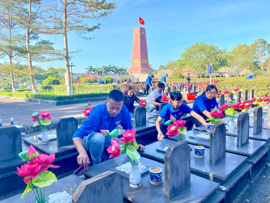Đoàn viên, thanh niên thay cát, lau sạch các phần mộ liệt sĩ tại Nghĩa trang Liệt sĩ tỉnh. Ảnh: Nhật Hào Đoàn viên, thanh niên thay cát, lau sạch các phần mộ liệt sĩ tại Nghĩa trang Liệt sĩ tỉnh. Ảnh: Nhật Hào