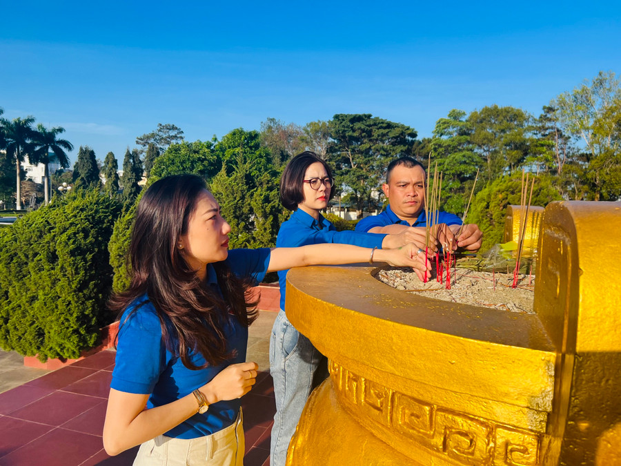 Đoàn viên, thanh niên đã dâng hương trước tượng đài Tổ quốc ghi công và các phần mộ liệt sĩ. Ảnh: Nhật Hào Đoàn viên, thanh niên đã dâng hương trước tượng đài Tổ quốc ghi công và các phần mộ liệt sĩ. Ảnh: Nhật Hào
