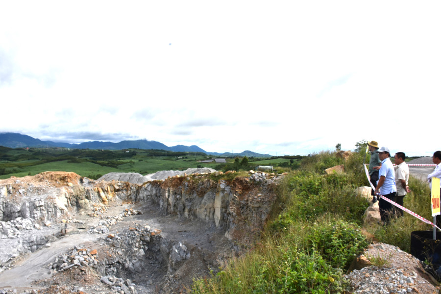 Buổi sáng cùng ngày, Đoàn đã đi kiểm tra thực tế tại các mỏ khoáng sản trên địa bàn huyện Đak Pơ. Ảnh: Nhật Hào