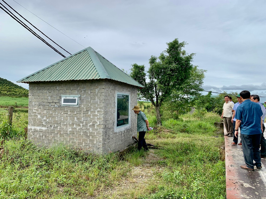 Đoàn tiến hành kiểm tra việc lắp đặt trạm cân và camera giám sát tại các mỏ khoáng sản trên địa bàn huyện Đak Pơ. Ảnh: Nhật Hào